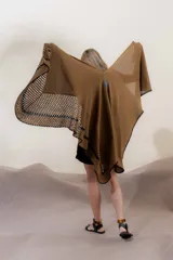 Ruana tejida en algodón color beige, con terminaciones de crochet color naranja. Diseño con mezcla de puntos y combinación de colores.