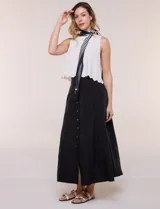 Pañuelo triangular de satén estampado a rayas en blanco y negro.