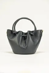 Cartera tipo bucket de cuero color azul marino, con doble asa corta y cierre ajustable con cordón.