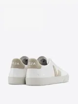 Championes Veja modelo Campo, de diseño minimalista en color blanco con detalles en beige. Confeccionados en cuero con el logo lateral en forma de V y suela de caucho.