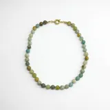Collar de cuentas esféricas de amazonita de 8 mm, con separadores de nudos en hilo turquesa y cierre de mosquetón con baño de oro.