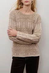 Buzo de tejido de punto en color azul con diseño geométrico texturizado, cuello redondo y mangas largas.