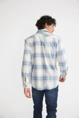 Camisa de viyela a cuadros color ladrillo, azul y blanco, de corte slim fit, manga larga, con bolsillo en el pecho y logo bordado.