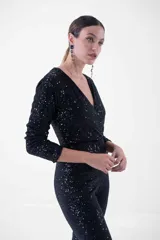 Mono largo negro con lentejuelas, escote en V cruzado, mangas largas y corte ajustado.