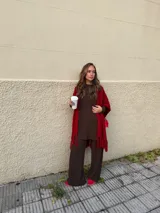 Conjunto de dos piezas compuesto por una remera de manga larga y un pantalón de corte recto, ambos confeccionados en tejido de punto texturizado color marrón.