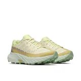 Championes de trail running Merrell Agility Peak 5 para mujer, color beige y amarillo con suela verde. Cuentan con tecnología Vibram MegaGrip para un agarre superior en superficies secas y mojadas.
