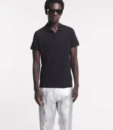 Polo de hombre slim fit color beige, confeccionada en tejido de media malla acanalada de algodón sostenible, con cuello clásico con botones y mangas cortas.