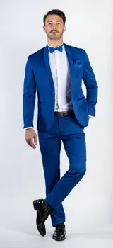 Traje de ceremonia Florenzi modelo Bacoli, compuesto por saco y pantalón en color azul. El saco presenta solapa tipo chal en raso, cierre de un botón forrado y corte slim fit. El pantalón es de corte recto al tono.
