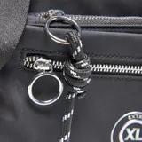 Bandolera negra de tela técnica con doble compartimento frontal con cierre, manijas cortas y correa larga ajustable. Incluye detalle de llavero trenzado y logo circular de la marca Extra Large en el frente.
