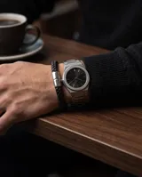 Pulsera de diseño trenzado en cuerina negra con cierre magnético de acero inoxidable pulido.