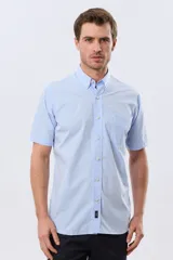 Camisa sport celeste de manga corta con cuello abotonado y bolsillo frontal en el pecho.
