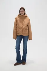 Campera de poliéster color tostado con capucha, cierre frontal con botones a presión y bolsillos delanteros amplios. El interior está forrado con corderito para mayor abrigo.