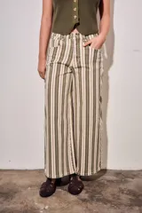 Jean wide leg de tiro alto con diseño de rayas verticales en tonos verde militar, borravino y crudo. Cuenta con bolsillos delanteros y traseros, y cierre frontal con botón y cremallera.