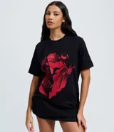 Remera de algodón color negro, con cuello redondo, manga corta y estampa frontal geométrica en color rojo inspirada en el logo de The Rolling Stones.