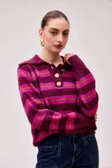 Sweater de alpaca con rayas horizontales en tonos fucsia, borgoña y verde oliva. Tiene cuello polo con solapa y botones de madera.