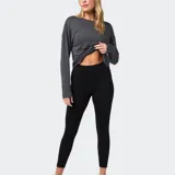 Calza deportiva de tiro alto con diseño compresivo, confeccionada en tejido Powerhold con pretina reforzada para mayor soporte y ajuste al cuerpo.