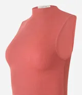 Musculosa de viscosa color celeste, con cuello alto y textura acanalada de corte al cuerpo.