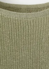 Musculosa de punto fino en color verde militar, con diseño entallado, cuello redondo y tirantes anchos.