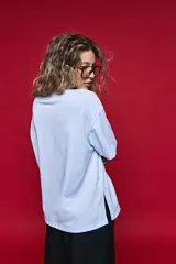 Remera de algodón con corte boxy fit, silueta amplia, hombros caídos y aberturas laterales.