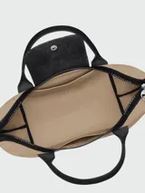 Cartera de mano Longchamp modelo Le Pliage Energy tamaño S, confeccionada en lona de color bordó con detalles en cuero negro. Cuenta con doble asa superior, correa de hombro ajustable y extraíble, cierre principal con cremallera y solapa frontal con broche a presión.