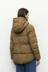 Campera puffer color tostado con capucha, cierre frontal con botones a presión y bolsillos laterales. Presenta diseño acolchado, puños elásticos y ajuste en la cintura.