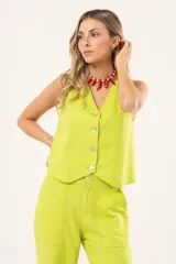 Chaleco verde lima de lino con lurex, escote en V, sin mangas y cierre frontal con botones.