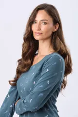 Remera de manga larga con cuello redondo, confeccionada en tejido de algodón estampado con motivos botánicos y aves pequeñas en tonos suaves.