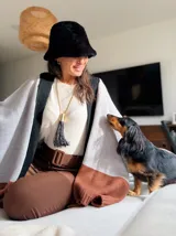 Pantalón de vestir color marrón chocolate, de corte recto y tiro alto, con cinturón incorporado.