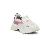 Championes deportivos de mujer, color blanco, con plataforma gruesa y detalles en tonos morados y rosados iridiscentes. Presentan una combinación de malla y material sintético, con cordones blancos y un pequeño dije dorado en los cordones.