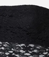 Blusa strapless de encaje negro con escote recto y dobladillo asimétrico con puntas diferenciadas.