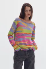 Buzo de punto en jacquard con diseño multicolor de franjas abstractas, manga larga y cuello bote.