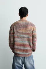 Jersey de punto con diseño de rayas horizontales multicolor, corte relajado, cuello redondo y mangas largas con terminaciones en rib.