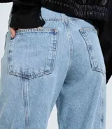 Pantalón wide leg de denim de algodón, con cintura media, cierre frontal con botón y cremallera, bolsillos funcionales y diseño con recortes transversales.