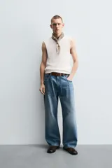 Musculosa blanca de algodón con cuello redondo y sisas amplias.