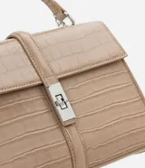 Cartera tipo shoulder bag de tamaño mediano, confeccionada en poliuretano con textura efecto croco. Presenta una tapa frontal con cierre metálico de giro, asa de mano reforzada y una correa larga de cadena plateada. Diseño estructurado con acabado sofisticado.