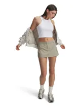 Pollera estilo cargo de tiro medio, confeccionada en tejido técnico ripstop repelente al agua. Presenta cintura elástica con bragueta funcional y cierre de botón, bolsillos laterales tipo cargo y bolsillos traseros con solapa.