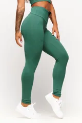 Calza deportiva roja de tiro alto con cordón ajustable en la cintura y logo estampado en la pierna.