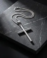 Dije de cruz minimalista fabricado en plata 925, con diseño liso y acabado pulido.