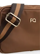 Cartera bandolera color marrón chocolate, con correa de tela a rayas marrones y beige, y logo metálico en el frente.