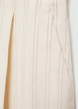 Pantalon de corte recto y tiro medio, confeccionado en tejido mezcla de algodón, viscosa y lino con diseño de rayas verticales finas. Cuenta con cierre oculto de botón, gancho y cremallera, y dos bolsillos delanteros.
