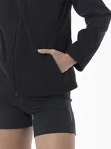 Campera polar Merrell de micropolar negro con cierre frontal completo y cuello alto, de manga larga y diseño funcional.