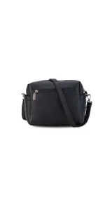 Bandolera color beige de símil cuero, con cierre principal, bolsillos interiores, bolsillo frontal y posterior con cierres, y bolsillos laterales. Incluye correa extensible.