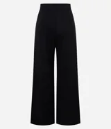 Pantalón wide leg negro confeccionado en algodón, con pliegues delanteros y cierre por botón y cremallera.