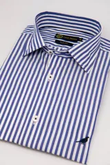 Camisa de corte slim fit con diseño de rayas verticales azules y blancas, cuello corto, cierre frontal de botones blancos y pequeño bordado de un pájaro en el ruedo.