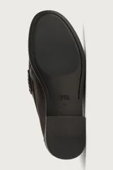 Mocasín de vestir marrón oscuro para hombre, con diseño de antifaz en el empeine, detalle fruncido en la parte delantera y suela con ligero tacón.