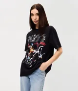 Remera de algodón negro con cuello redondo y mangas cortas, con estampa frontal inspirada en la banda Kiss y detalles de strass.