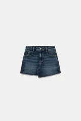 Falda pantalón de denim azul con diseño de cinco bolsillos, cierre frontal con cremallera y botón, y bajo deshilachado sin costuras.