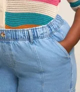 Short de jeans celeste, corte clochard, con cintura elástica, bolsillos tipo cuchillo y recortes verticales.