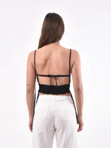 Musculosa negra de breteles finos y escote cuadrado.
