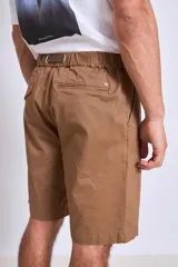 Bermuda color verde militar con cintura ajustable con cordón.